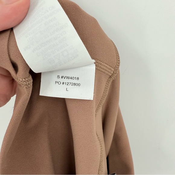 Vuori AllTheFeels Legging in Vuori BlissBlend Almond Size L - Picture 8 of 10